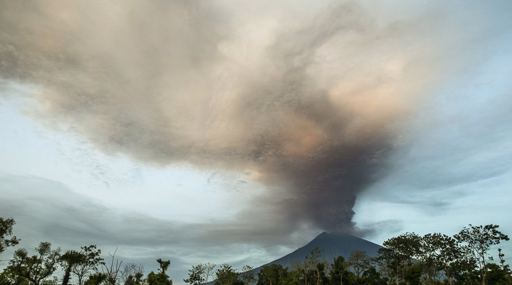 Hamu- és gőzfelhőt lövell ki Bali szigetén az Agung-hegy tűzhányója /Fotó: MTI