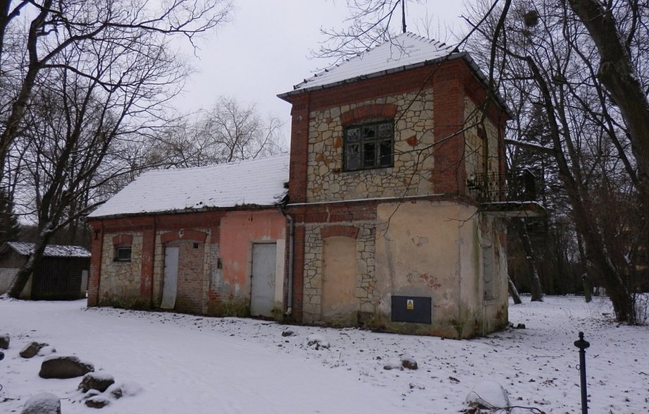 Oficyna przy willi Uciecha w Nałęczowie, stan przed remontem 