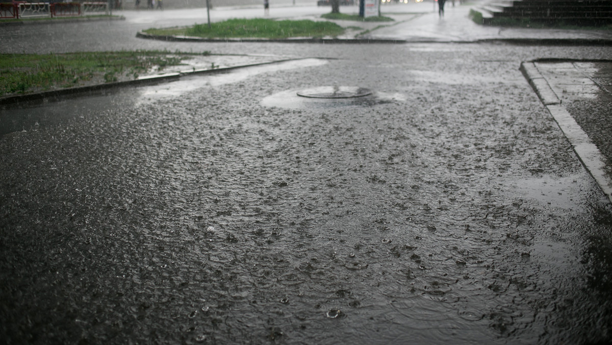 Meteorologowie ostrzegli przed nagłymi, lokalnymi powodziami w rejonie Zatoki San Francisco i w innych rejonach północnej Kalifornii. Ciągłe intensywne opady spowodowały niebezpieczny przybór wód w rzekach i strumieniach.