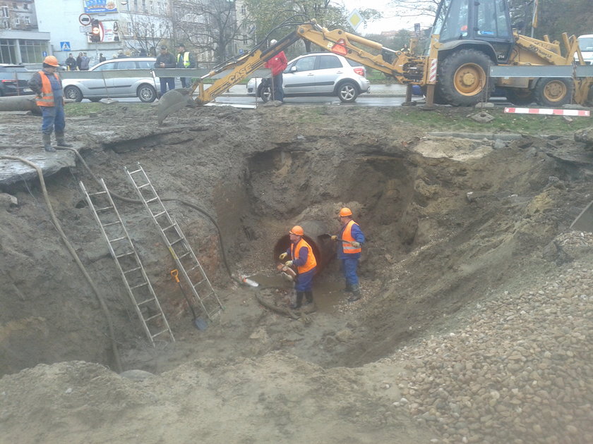 Dziura po awarii wodociągowej na ul. Oławskiej