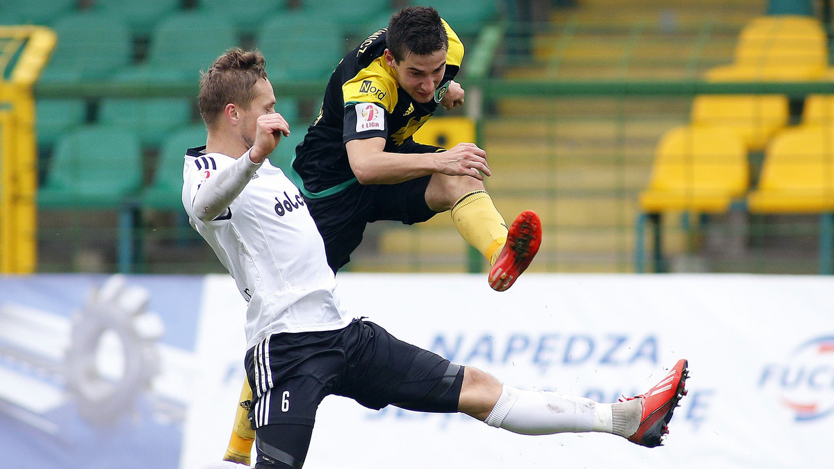 Do niespodzianek doszło w niedzielnych meczach 14. kolejki I ligi piłkarskiej. GKS Katowice wygrał u siebie z Dolcanem Ząbki 2:0 (1:0), a Wisła Płock przegrała przed własną publicznością z Chrobrym Głogów 0:1 (0:1).