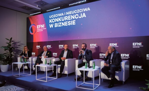 Moderatorka Aleksandra Musielak, ekspertka w departamencie prawa gospodarczego Konfederacji Lewiatan, uczestnicy: Prof. Wiktor Askanas, sędzia Canadian Competition Tribunal, Adam Ambrozik, Corporate Affairs Manager w VELUX Polska, Adrian Zwoliński, ekspert Konfederacji Lewiatan, Henryk Orfinger, przewodniczący Rady Nadzorczej Dr Irena Eris
