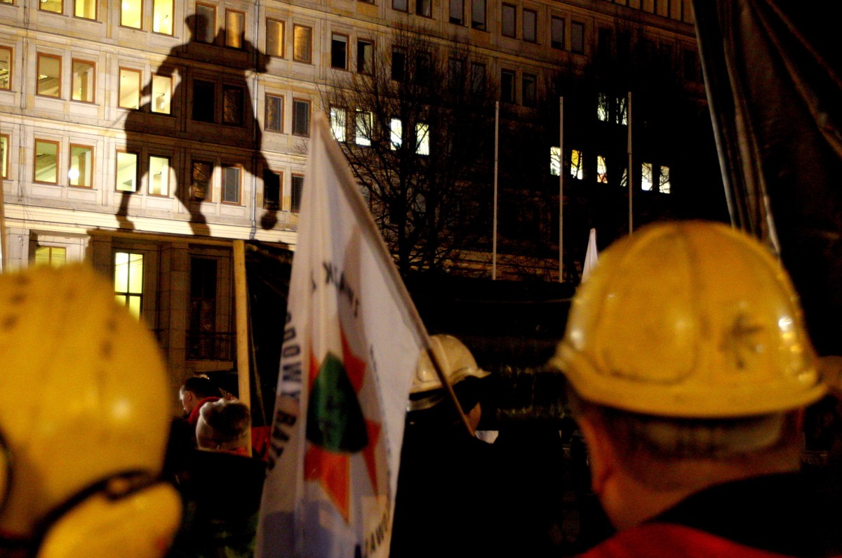 Górnicy przed Urzędem Wojewódzkim w Katowicach