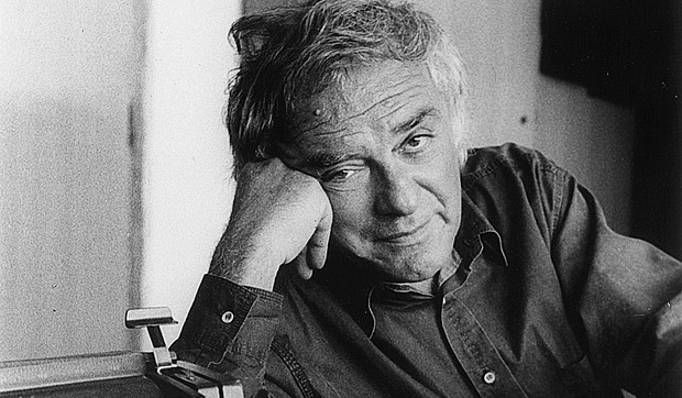 Momo Kapor za pisaćom mašinom