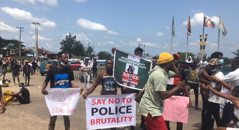 EndSARS protesters take to the streets in Osogbo to demand an end to police brutality and the disbandment of the notorious police Unit. [Twitter/@arowolo_fatai]