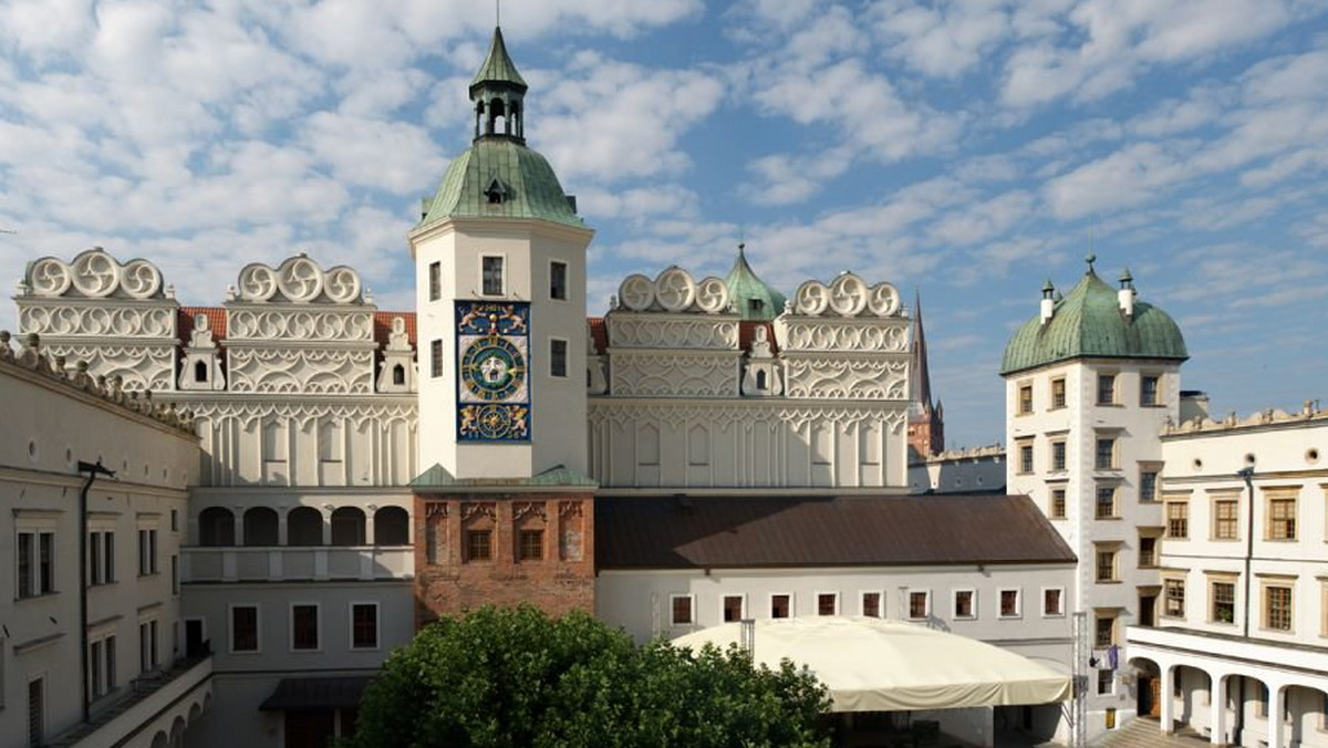 Ponad 200 obrazów i 400 innych obiektów z kolekcji kieleckiego Muzeum Narodowego będzie można oglądać na wystawie "Piękno poza czasem" na Zamku Książąt Pomorskich w Szczecinie. Eksponaty opuściły na przeszło rok stolicę regionu świętokrzyskiego w związku z remontem Pałacu Biskupów Krakowskich.