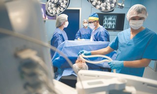 Pozwolić godnie umrzeć pacjentowi czy uporczywie go leczyć? Bezpieczniej dla lekarza będzie wybrać drugie