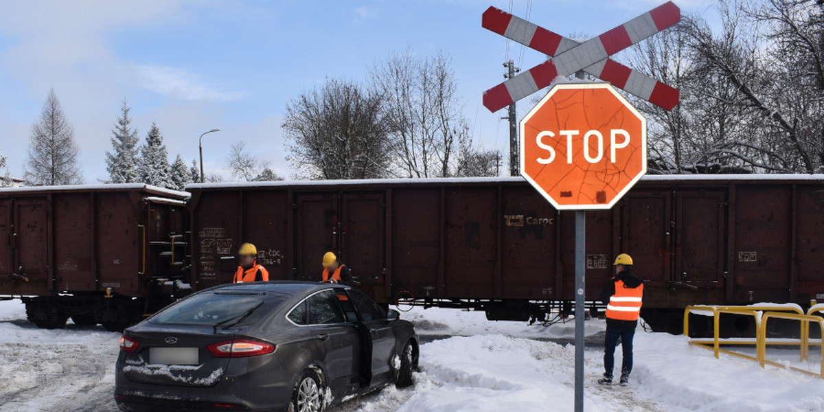 [wypadek] Kolizja na niestrzeżonym przejeździe kolejowym w Zawierciu