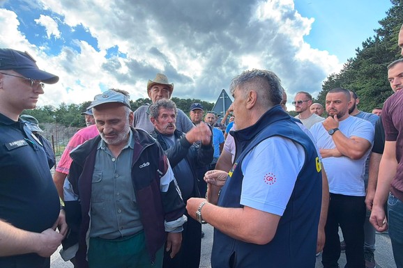 HAOS KOD DEPONIJE Meštani TELIMA BRANE da uđu mašine, prisutne jake snage policije, a saobraćaj potpuno blokiran: Na ivici incidenta