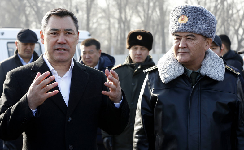 Prezydent Kirgistanu Sadyr Dżaparow (po lewej) przeprowadza inspekcję sprzętu wojskowego w obiekcie niedaleko Biszkeku. Broń została zakupiona od Białorusi, 2023 r.