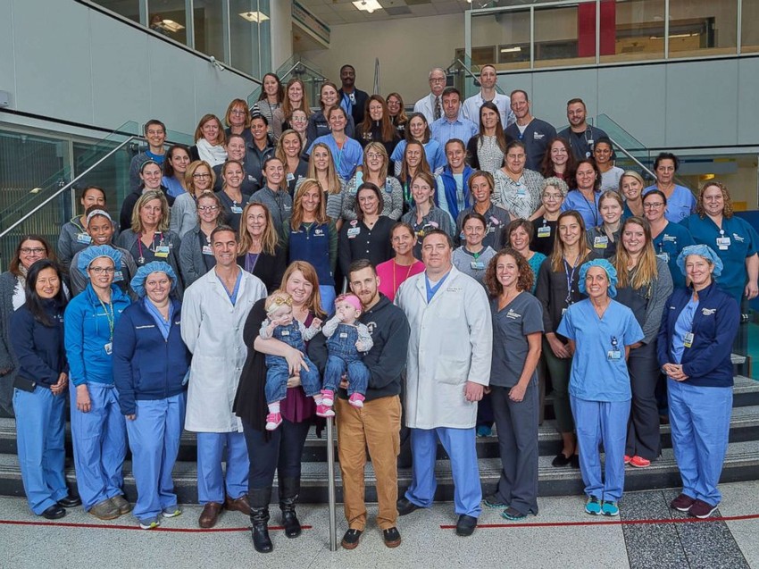 Dilejnijevi sa bolničkim osobljem