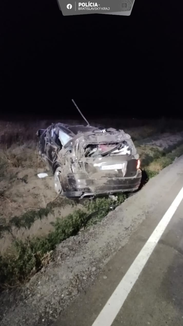 Pri nehode mal zomrieť mladý vodič.