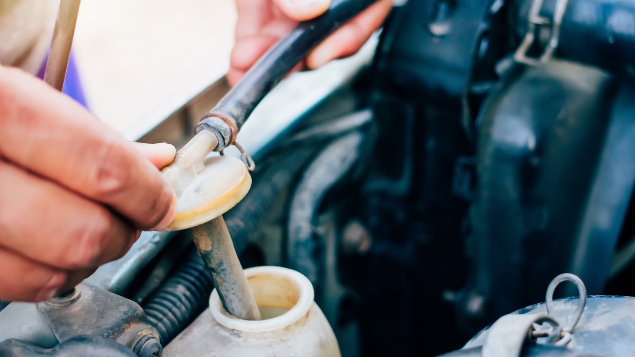 Mechanik kontroluje hladinu chladiacej kvapaliny v studenom motore – pravidelná kontrola trvá menej než minútu a dokáže predísť poškodeniu motora za tisíce eur. 