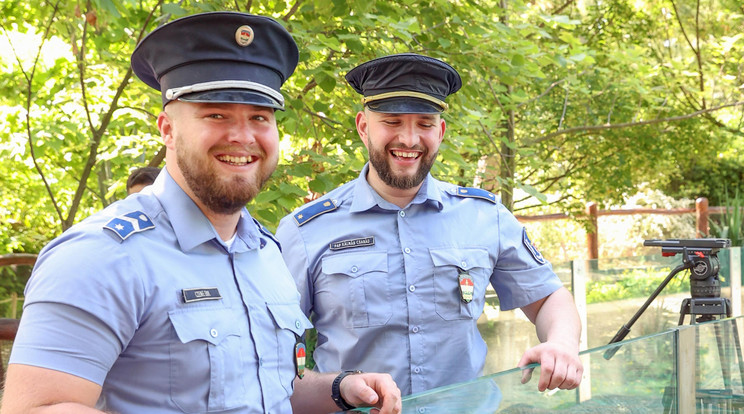 Czene Erik (balra) és Pap Csanád mosolyogva köszöntötte Sanyit az állatkertben a pingvinek medencéjénél Fotó: Varga Imre