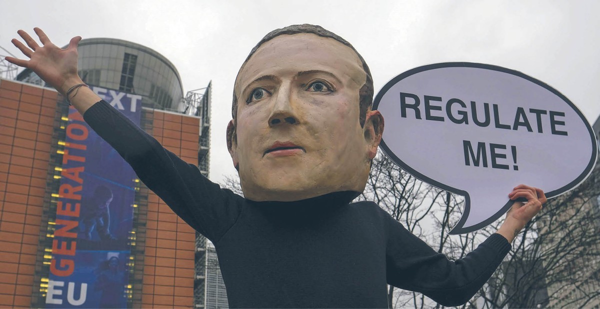 Wśród firm, na które DMA nałoży nowe obowiązki, jest m.in. Facebook Marka Zuckerberga. Na zdjęciu protest przed siedzibą KE