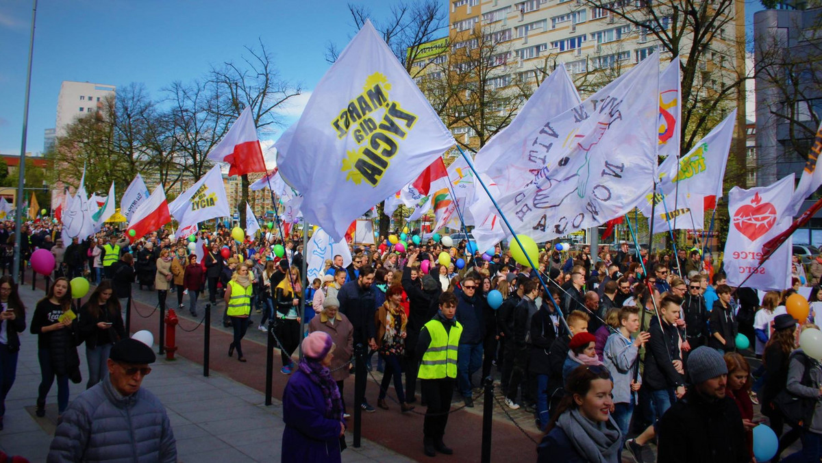 Po raz 15. ulicami Szczecina przejdzie największy w Polsce Marsz dla Życia. W zeszłym roku wzięło w nim udział kilkanaście tysięcy osób. - Teraz zaczęła się polaryzacja, jest nam nieco trudniej, ale wierzymy, że będzie dobrze - mówi ks. Tomasz Kancelarczyk, organizator.