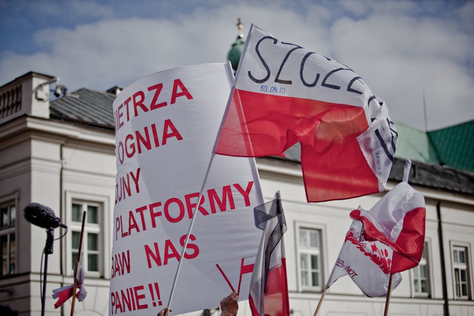 Zwolennicy PiS przed pałacem, fot. Maciej Stankiewicz