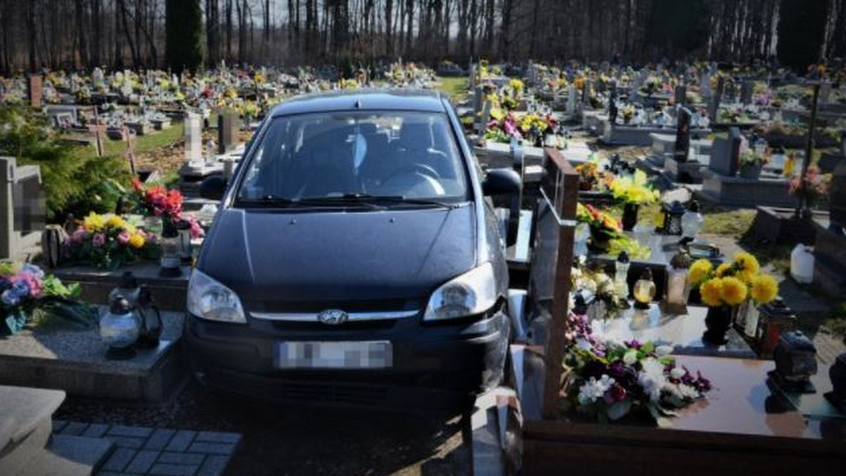 Katowice: Mężczyzna z Orzesza wjechał autem na cmentarz demolując nagrobki