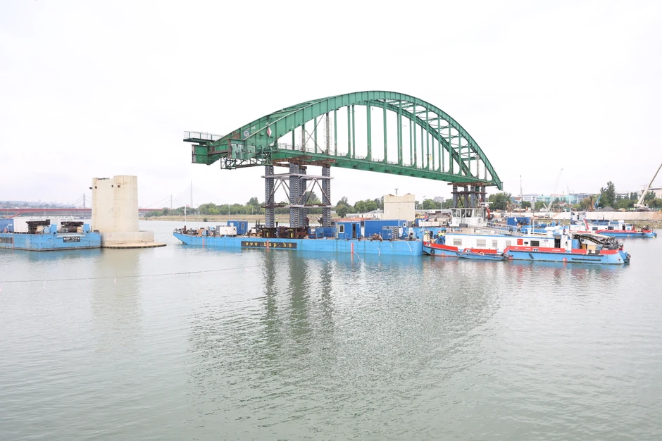 Pripreme za uklanjanje poslednjeg elementa na mostu počele još juče 