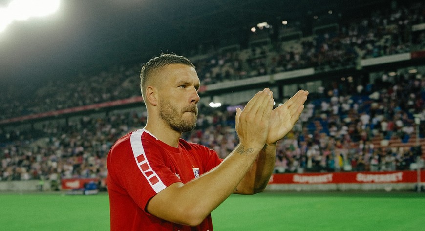 Lukasowi Podolskiemu warto przyklasnąć.