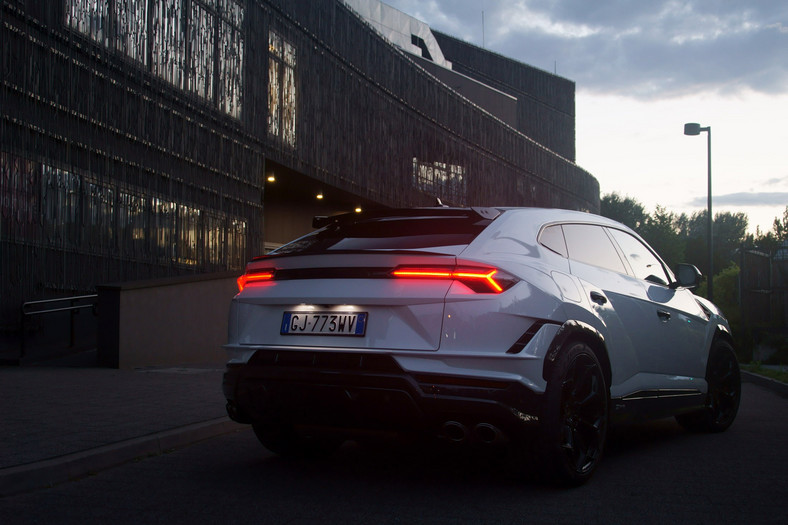 Lamborghini Urus Performante. 666-konny potwór na szczudłach