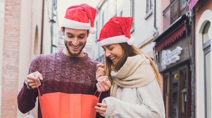 Egy felmérés szerint minden
második magyar fiatal hajlamos erején túl költekezni
a karácsonyi ajándékozáskor /Fotó: Shutterstock