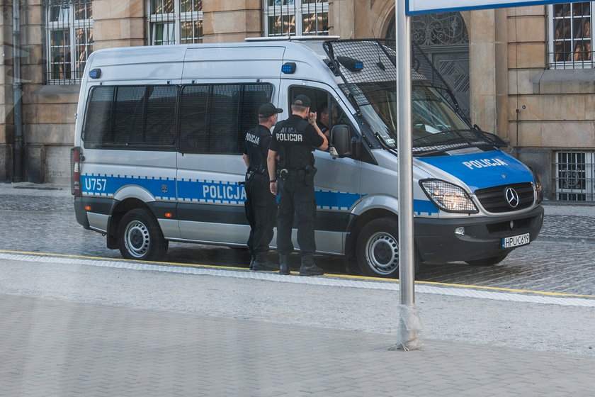 Radiowóz i policjanci