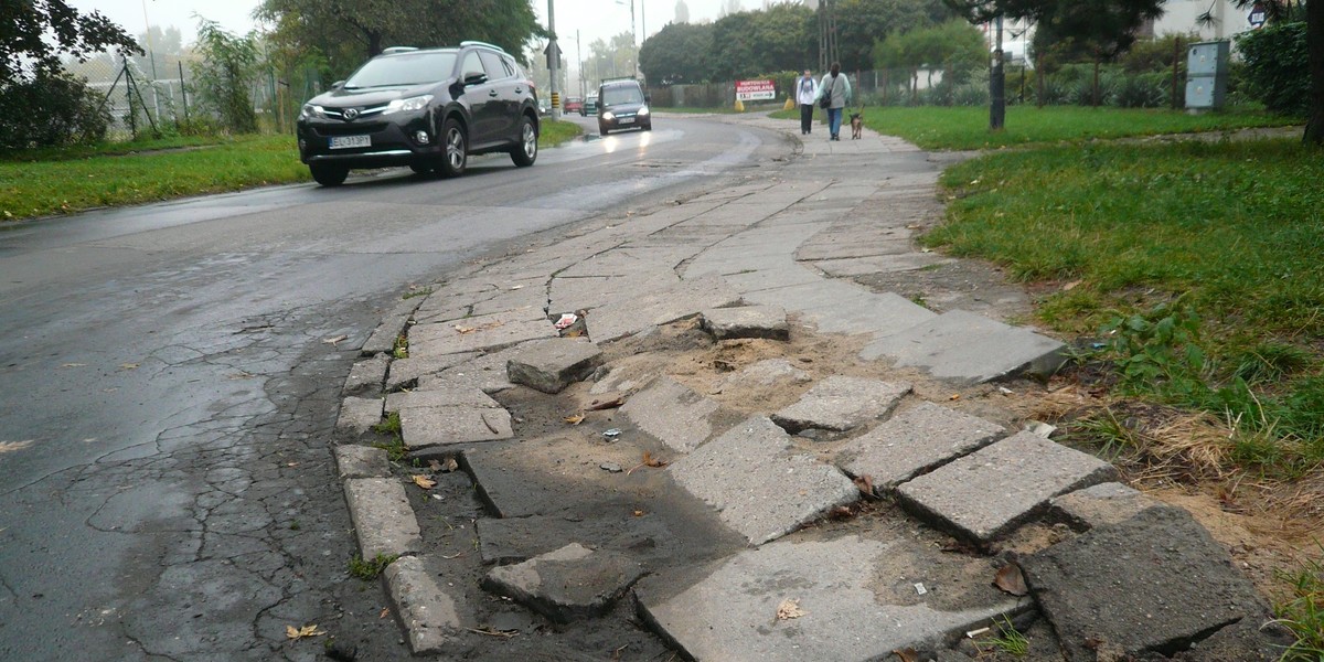 Budują drogi rowerowe a chodniki w rozsypce