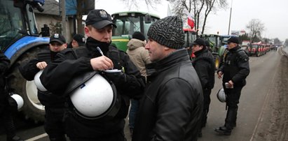 Policja legitymuje rolników