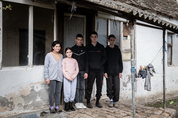 STRAVIČNA SUDBINA PORODICE HORNJAK IZ TITELA Ostali bez krova, decu u školi ignorišu jer su siromašna, nemaju ni tekuću vodu, a ovo im je POSLEDNJA NADA