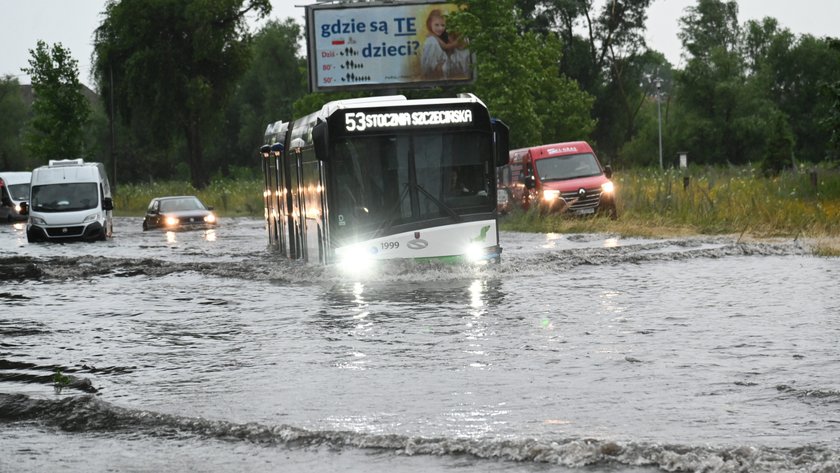 Szczecin sparaliżowany po ulewach. Zalane ulice, samochody miały problem z poruszaniem się po mieście