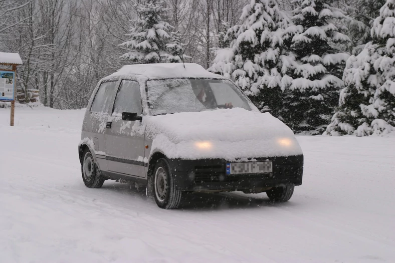 Nie bądź bałwanem! Odśnieżaj auto