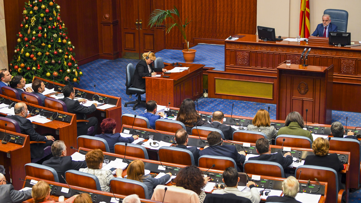 Macedoński parlament uchwalił poprawkę do konstytucji, która zmienia nazwę państwa na "Republika Macedonii Północnej" zgodnie z porozumieniem z sąsiednią Grecją. Nowa nazwa zacznie obowiązywać, gdy umowę z Macedonią ratyfikuje parlament w Atenach. "Gratuluję macedońskim przyjaciołom przyjęcia zmian w konstytucji" - napisał Jacek Czaputowicz.