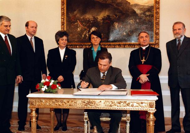 Prezydent Aleksander Kwaśniewski podpisuje dokument ratyfikujący konkordat, Warszawa, luty 1998 r.