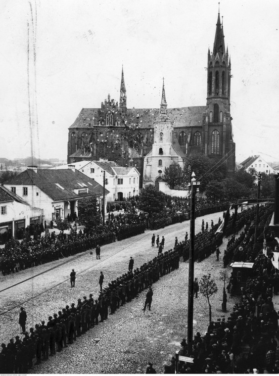 Ulica prowadząca z rynku do kościoła farnego, Białystok, 1925 r.