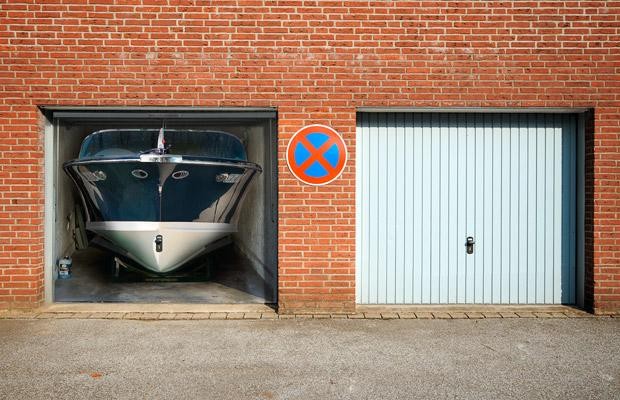 Dzięki gustownej fototapecie nudne drzwi do garażu zyskują zupełnie nowy charakter