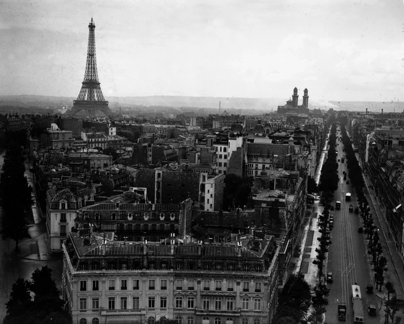 Wieża Eiffla na przełomie lat 20. i 30. XX w., fot. Getty Images/FPM