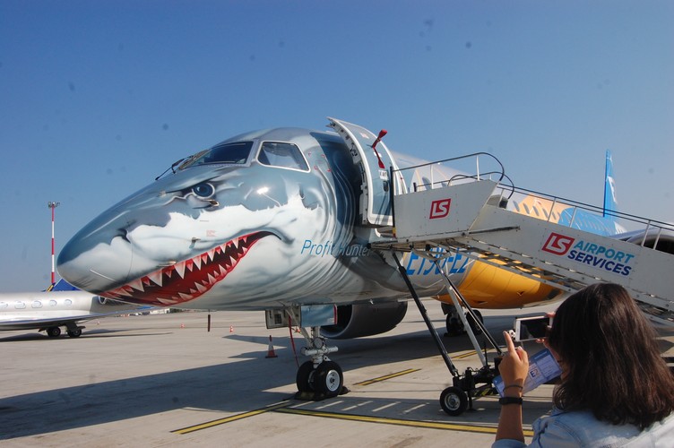 E190-E2 od prawie pół roku lata w barwach norweskich linii lotniczych Wideroe. Zakupu takich maszyn nie wyklucza także LOT. Rzecznik przewoźnika Adrian Kubicki na razie mówi jednak, że nie ma jeszcze konkretów w tej sprawie. <br><br> Fot. Krzysztof Śmietana