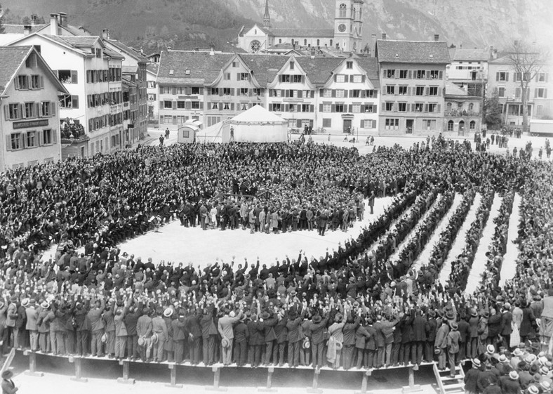 Lokalne referendum. Wyborcy głosują przez podniesie ręki. Szwajcaria, 1900 r.