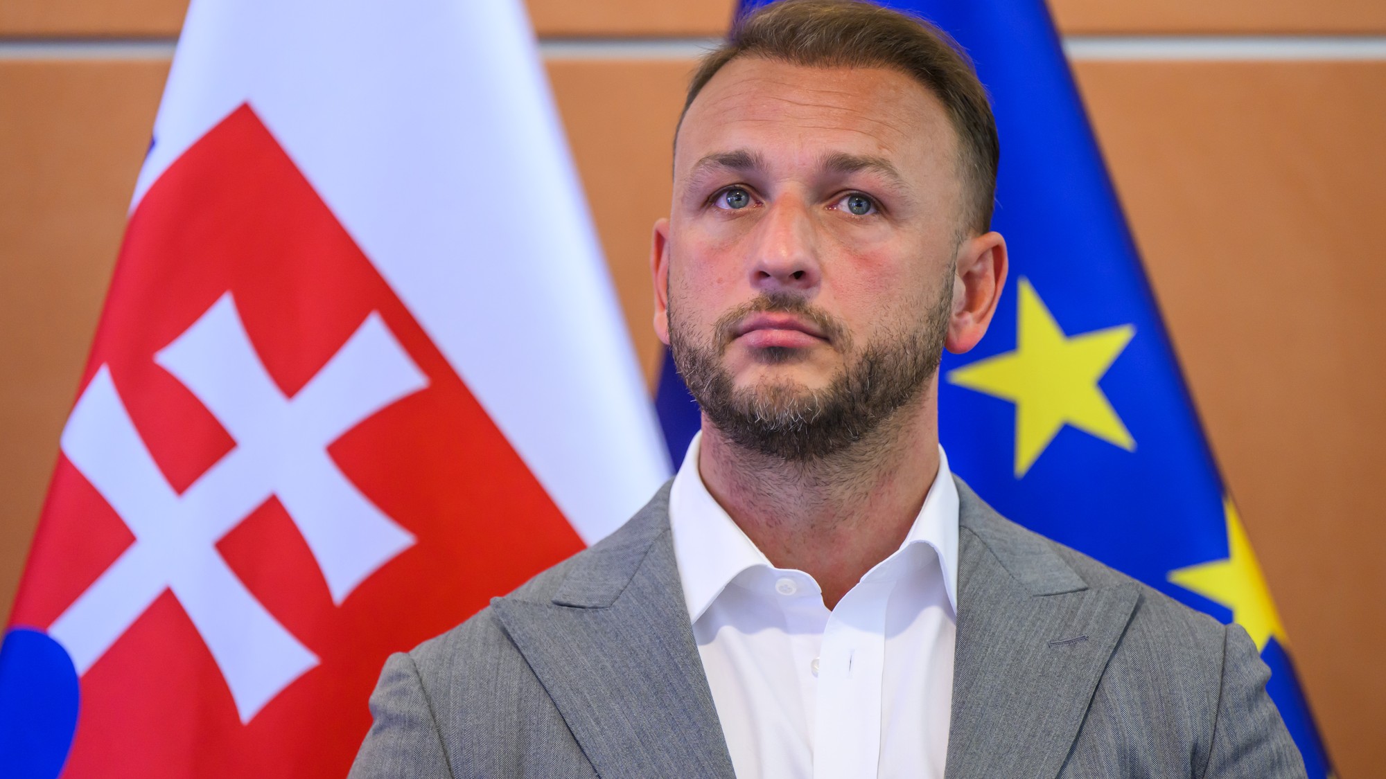 Minister vnútra SR Matúš Šutaj Eštok proti obvineniu zo zasahovania do predvolebnej kampane .