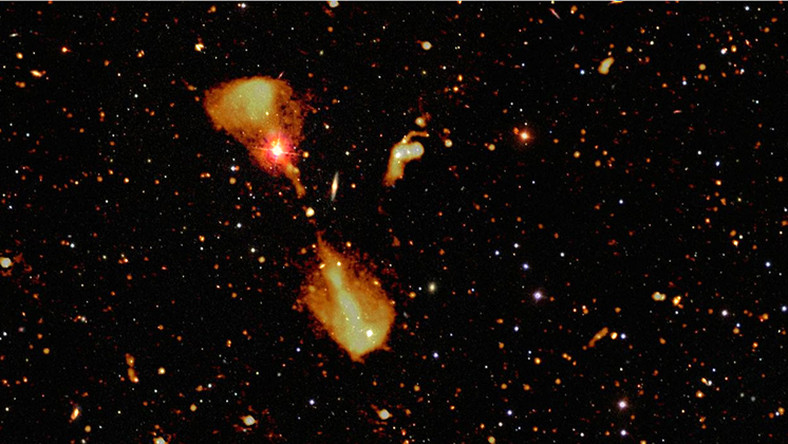<strong>Międzynarodowy zespół naukowy, w którego składzie znaleźli się astronomowie z polskich ośrodków badawczych, opublikował najdokładniejszą jak dotąd mapę wycinka młodego Wszechświata. Wykorzystano w tym celu sieć odbiorników radiowych o nazwie LOFAR. Ta „starożytna” mapa jest tak głęboka, że ukazuje nam obrazy pierwszych, dopiero formujących się galaktyk.</strong>
