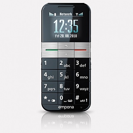 <strong>Emporia Elegance</strong><br /><br />

To jeden z flagowych produktów Emporii, dobrze znanej na polskim rynku od wielu lat. Dzięki indywidualnie regulowanej głośności słuchawki oraz głośników, działających z aparatami słuchowymi, emporia ELEGANCE oferuje doskonałą jakość dźwięku - informuje producent.<br /><br />

Czcionka o regulowanej wielkości umożliwia powiększanie i pomniejszanie liter na ekranie, co poprawia czytelność tekstu.<br /><br />

Spis telefonów pomieści 100 kontaktów, z których 5 można ustawić na początku jako ulubione (Top 5).<br /><br />

Emporia ELEGANCE pozwala wysyłać i odbierać wiadomości tekstowe (SMS) oraz przechowywać w pamięci do 100 wiadomości. Do funkcji SMS można przejść przy użyciu przycisków z boku telefonu. <br /><br />

Bardzo duże klawisze z wyraźnie wyczuwalnymi punktami nacisku ułatwiają korzystanie z telefonu i pisanie wiadomości.<br /><br />

Jest latarka oraz tryb głośnomówiący ale zabrakło przycisku SOS. Cena: 150-180 złotych.<br /><br />
