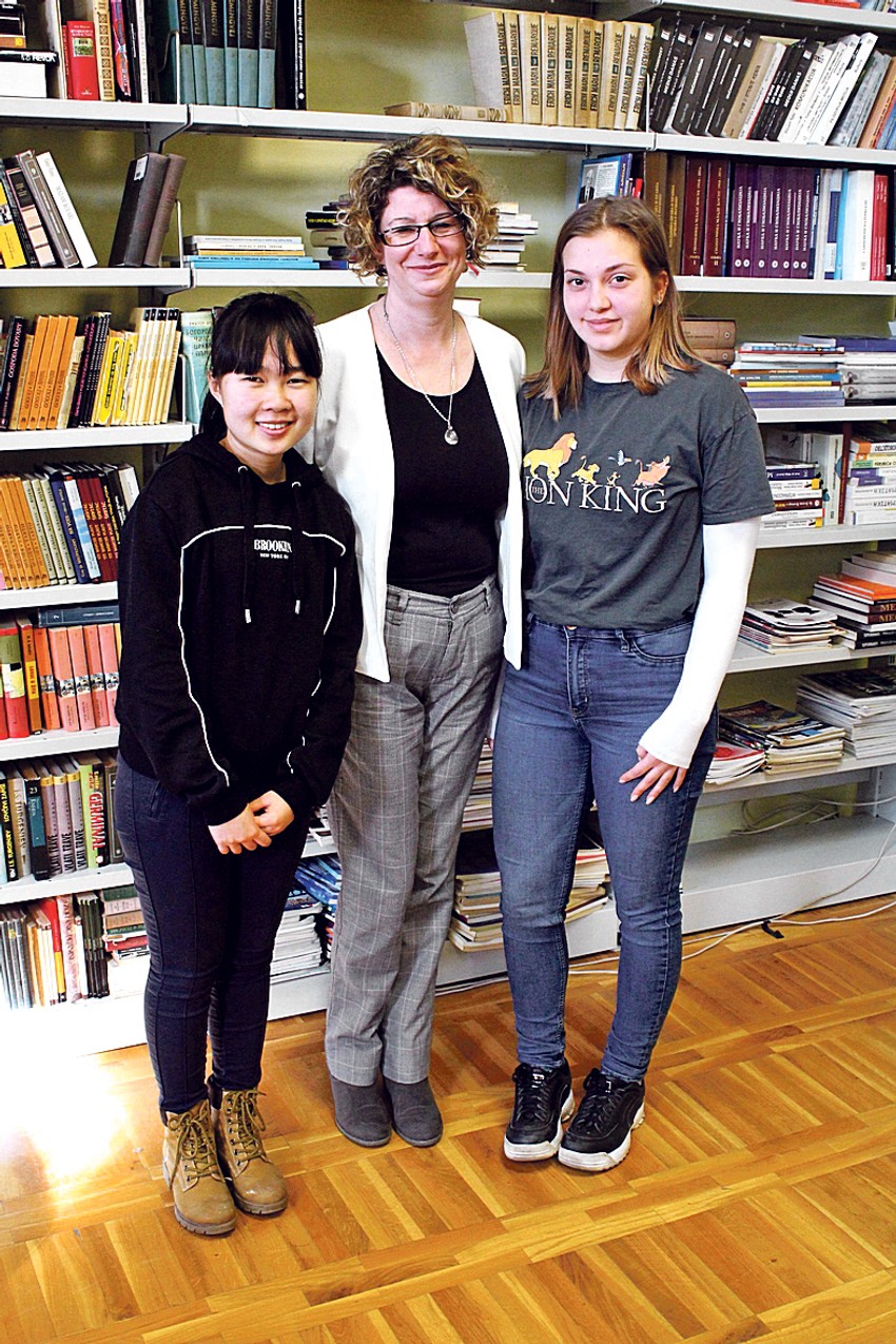 Profesorka biologije Elvira Đurković sa svojim učenicama