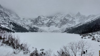 Na Morskie Oko zeszła duża lawina. Tatrzański Park Narodowy ostrzega