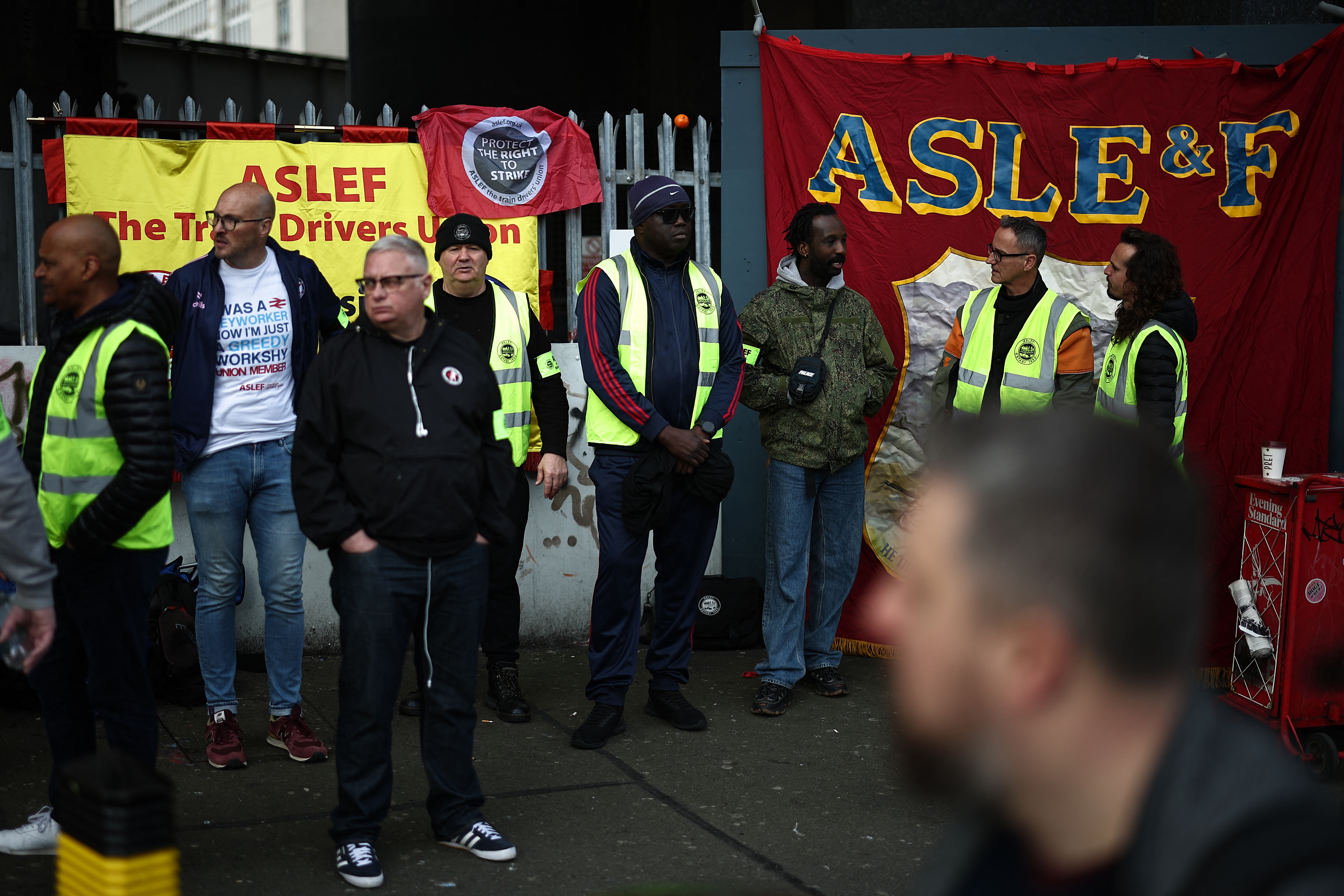 Hull Trains drivers vote for 6-month strike extension