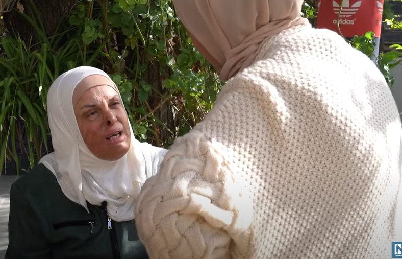 Israa Dżabas po powrocie do domu (kadr z filmu na YouTube / The National News)