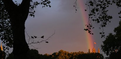 Niebo żegna królową Elżbietę II? Tęcza pojawiła się przed pogrzebem [ZDJĘCIA]