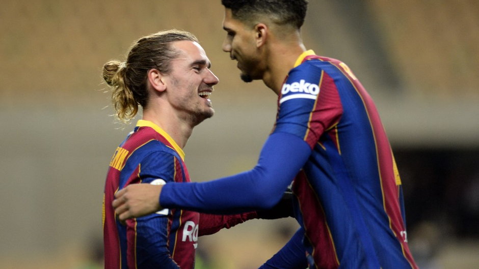 Antoine Griezmann (L) i Ronald Araujo (P)