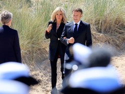 Potworny upał i czerń w ciężkiej wersji? Brigitte Macron zaryzykowała niekomfortową stylizację [FOTO]