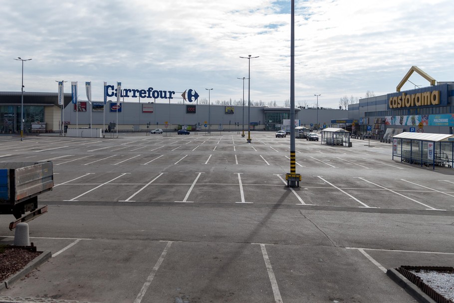 W „bezhandlowe” niedziele parkingi przed centrami handlowymi pustoszeją. Ale w wielu innych  miejscach zakupy zrobić się da